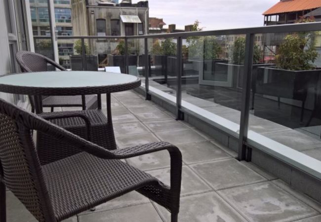 Apartment in Victoria - Clean, Comfortable and Stylish – Modern 1 BR in Chinatown – with Patio and Free Secure Parking