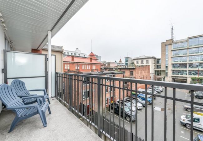 Apartment in Victoria - Clean, Comfortable and Stylish – Modern 1 BR in Chinatown – with Patio and Free Secure Parking